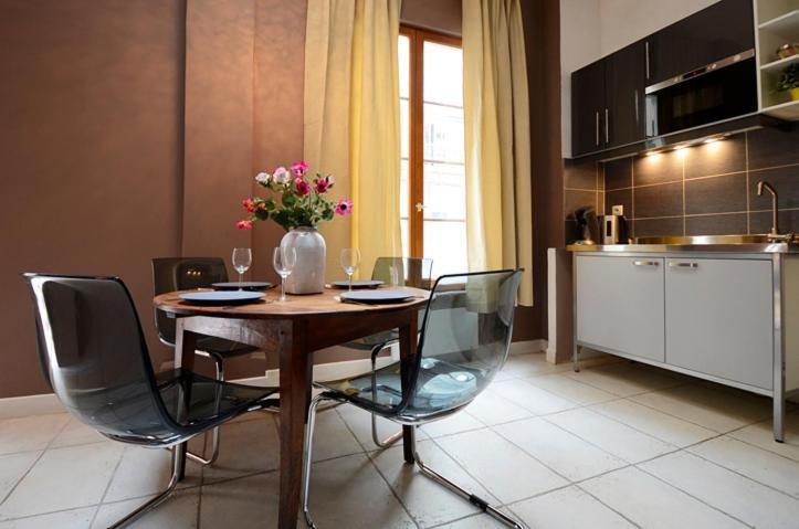 Short Group Temple Serviced * Parigi
